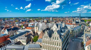 GHENT, BELGIUM - 30 Nisan 2015: Gent, Belçika 'daki tarihi şehir merkezi manzarası. Bahar mevsiminde Gent 'in mimarisi ve simgesi