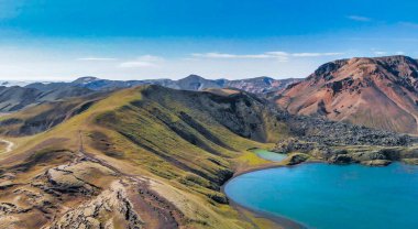 Yaz mevsiminde Landmannalaugar gölü ve dağları, havadan manzara - İzlanda