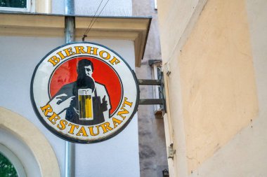 Viyana, Avusturya - 21 Ağustos 2022: Şehir merkezinde Bierhof Restoran tabelası.
