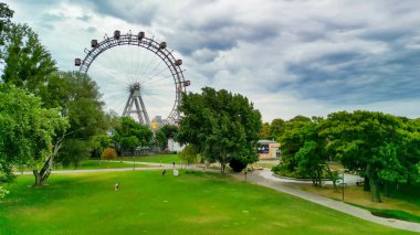 Prater Lunaparkı ve Viyana şehir manzarası, Avusturya.