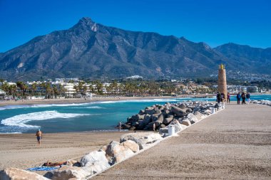 Marbella 'daki güzel Puerto Banus plajı güneşli bir günde, Endülüs.