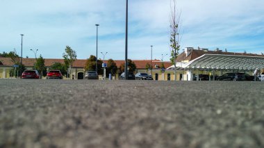 Viyana, Avusturya 'daki araba parkından Schonbrunn Parkı' nın hava görüntüsü.