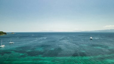Kumsalın önündeki güzel okyanus manzarası..