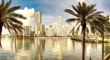 Miami şehir merkezinde, Brickell Key, Florida Panoramik Manzarası 'ndan gün doğumunda.