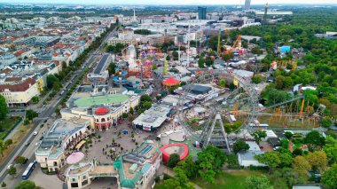 Prater Lunaparkı ve Viyana şehir manzarası, Avusturya.