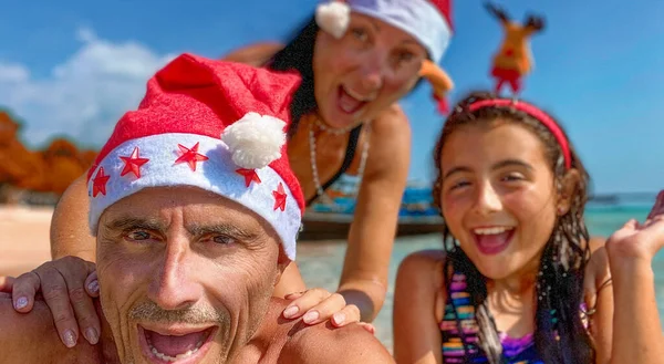 Tropische Familienweihnacht Junges Mädchen Mit Ihren Eltern Weihnachtsmützen Einem Schönen — Stockfoto