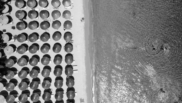 Πάνω Από Την Εναέρια Άποψη Των Ομπρελών Παραλίας Κατά Μήκος — Φωτογραφία Αρχείου
