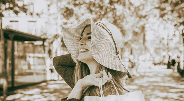 Счастливая Молодая Женщина Соломенной Шляпе Посетила Город — стоковое фото