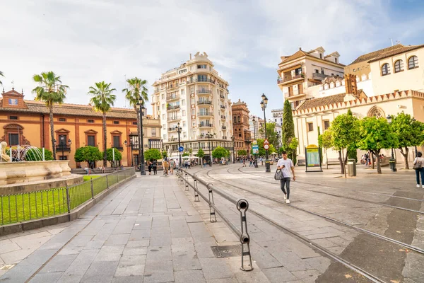 西班牙塞维利亚 2023年4月10日 游客们在日落时分沿着城市街道享受户外时光 — 图库照片