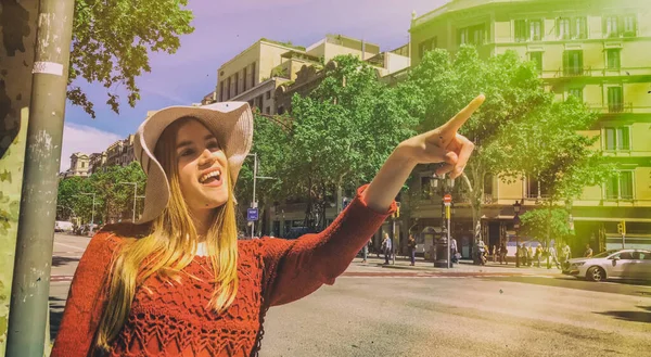 Ευτυχισμένη Γυναίκα Ψάθινο Καπέλο Που Επισκέπτονται Την Πόλη Άνοιξη — Φωτογραφία Αρχείου