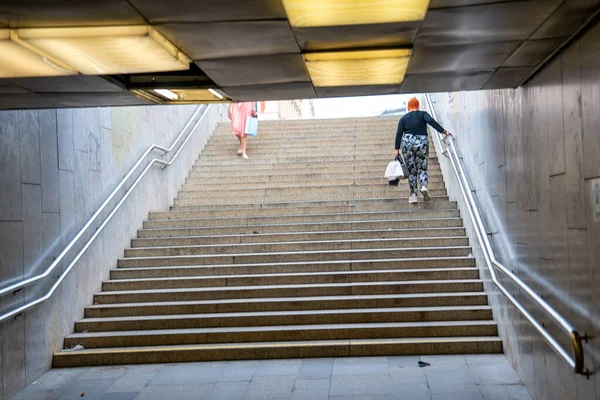 Personer Som Använder Trappan Till Tunnelbanestation — Stockfoto