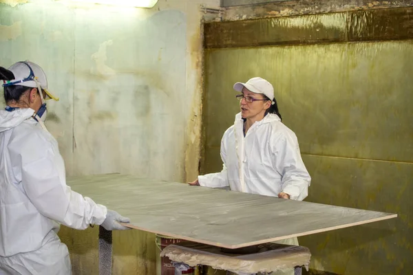 Dos Trabajadoras Preparan Una Lámina Madera Para Posterior Pintura — Foto de Stock