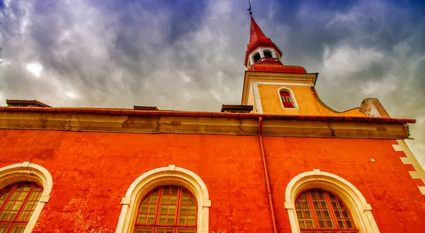 Régi Templom Piros Tetővel Parnu Központjában Észtország — Stock Fotó