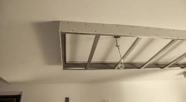 仕上げは新しい家で動作します 天井を停止した Led照明用ドライウォール天井の準備 — ストック写真