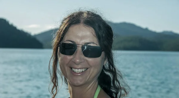 Portret Szczęśliwej Białej Kobiety Stroju Kąpielowym Relaksującej Się Pięknej Plaży — Zdjęcie stockowe