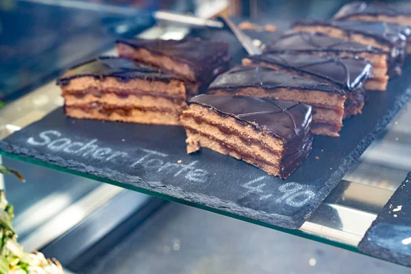 Tort Sacher Sprzedawany Wiedeńskiej Kawiarni — Zdjęcie stockowe