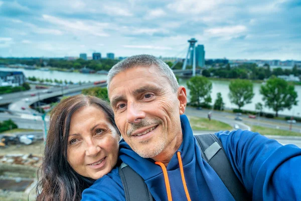 Lyckligt Par Besöker Bratislava Slovakien — Stockfoto