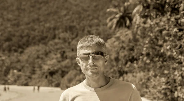 Retrato Hombre Caucásico Feliz Relajándose Una Hermosa Playa Tropical — Foto de Stock