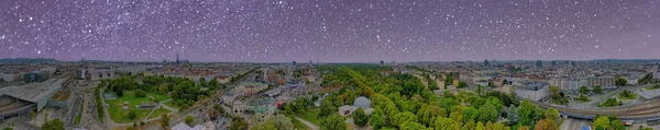 奥地利维也纳 夜间普拉特地区及城市天际线全景全景 — 图库照片