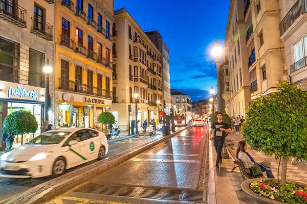 Granada Espanja Huhtikuu 2023 Turistit Kävelevät Kaupungin Keskustassa Yöllä — kuvapankkivalokuva