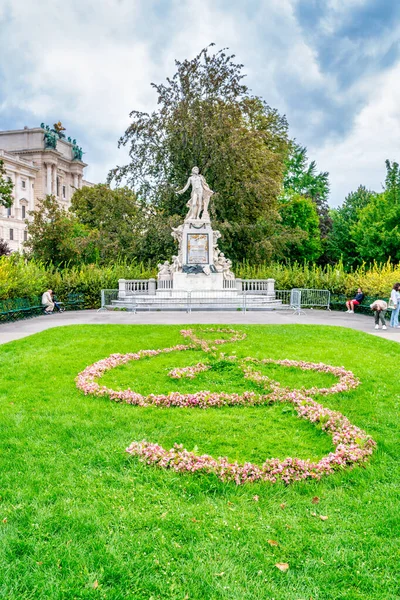 奥地利维也纳 2022年8月21日 莫扎特纪念碑 Mozart Monument 是位于奥地利市中心布尔加滕的一座纪念碑 自1953年起位于市中心 — 图库照片