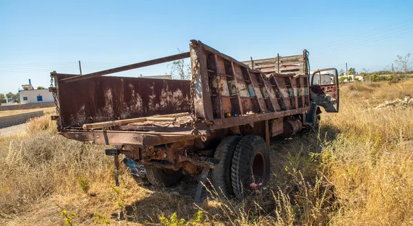老生锈的卡车遗弃在草地上 — 图库照片
