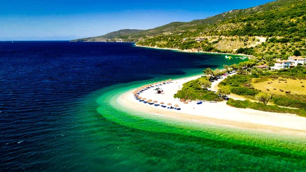 Yunanistan 'ın Alonissos kentindeki Agios Dimitrios Plajı' nın hava manzarası.