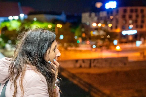 Gece Vakti Köprüden Şehre Bakan Bir Kadın — Stok fotoğraf