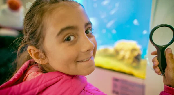 年轻姑娘参观城市水族馆 举着镜头 — 图库照片