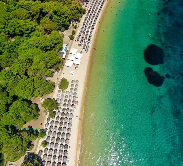 Вид Сверху Воздуха Пляжные Зонтики Вдоль Красивого Пляжа — стоковое фото