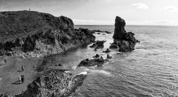 Famous Reynisdrangar Rock Formations Black Reynisfjara Beach Coast Atlantic Ocean — Fotografia de Stock