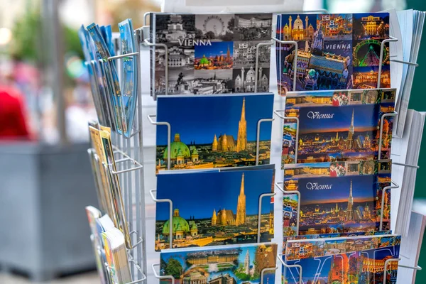 奥地利维也纳 2022年8月20日 城市明信片在纪念品商店 — 图库照片