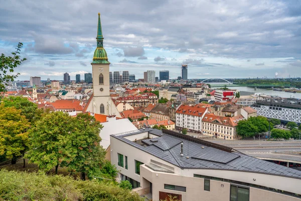 Bratislava Slovakya Ağustos 2022 Bratislava Kalesi Nden Şehrin Gökyüzü Manzarası — Stok fotoğraf