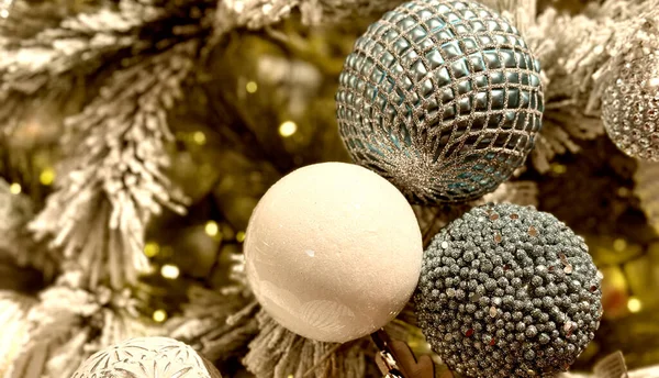 Ağaçta Renkli Noel Baloları Tatil Konsepti — Stok fotoğraf