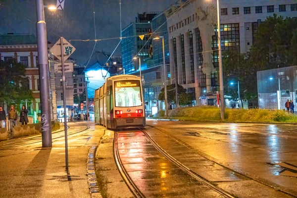 奥地利维也纳 2022年8月22日 城市街道在雨夜乘坐有轨电车 — 图库照片