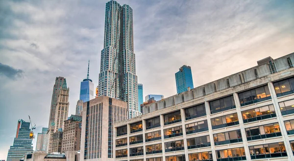 从美国纽约市布鲁克林大桥看曼哈顿下城的摩天大楼 — 图库照片