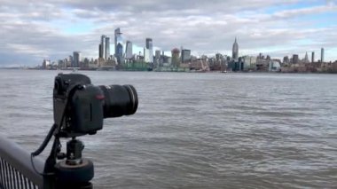 JERSEY ŞEHRİ - Aralık 2018: Kamera bulutlu bir günde Manhattan ufuk çizgisinin fotoğraflarını çeker.