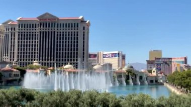 LAS VEGAS - 30 Haziran 2018: güzel bir günde Bellagio Otel ve Çeşmeleri. Şehirdeki en pahalı kumarhanelerden biridir..