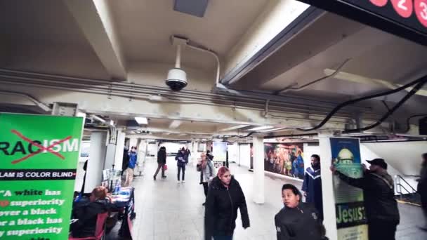 ニューヨーク市 12月2018 マンハッタンの地下鉄駅内の観光客や地元の人々 — ストック動画