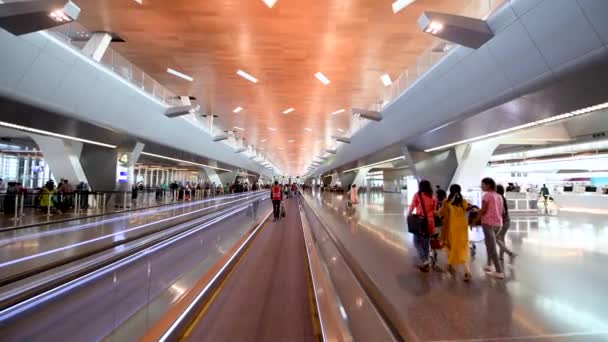 Doha Qatar Agosto 2018 Paseo Rápido Interior Del Aeropuerto Vista — Vídeo de stock