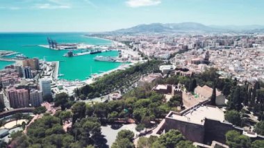 Malaga, Endülüs. İspanya 'nın güzel bir bahar gününde, kaleden şehrin gökyüzü manzarası yükseliyor.