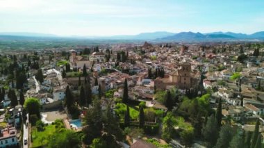 Granada, Endülüs. Şehrin evleri ve caddelerinin havadan görünüşü - İspanya