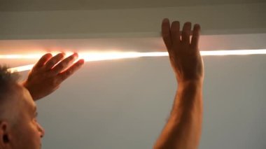 led şerit kurulumu, dekoratif ışık closeup kurulumu.