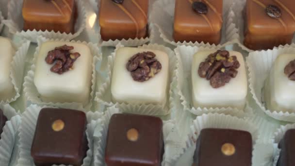 Bolos Chocolate Pequenos Bolos Doces Coloridos Deliciosos — Vídeo de Stock