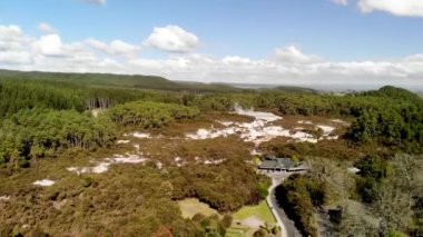 Rotorua 'daki Wai O Tapu Parkı, gökyüzünden iniyor..