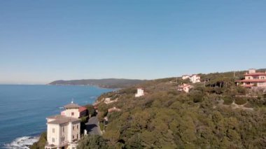 Castiglioncello kıyı şeridi hava görünümünü kış güneşli bir günde, İtalya.