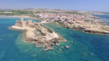 Le Castella Calabria, Aragonca kale ile panoramik havadan görünümü.