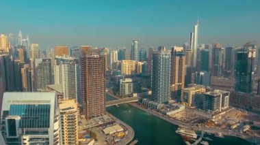 Dubai Marina 'nın gökyüzü manzarası.