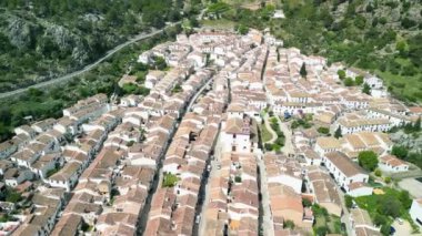 Grazalema, Endülüs. Beyazlatılmış evlerin, paslı çatıların ve işlenmiş demir pencere parmaklıklarının havadan görünüşü, İspanya