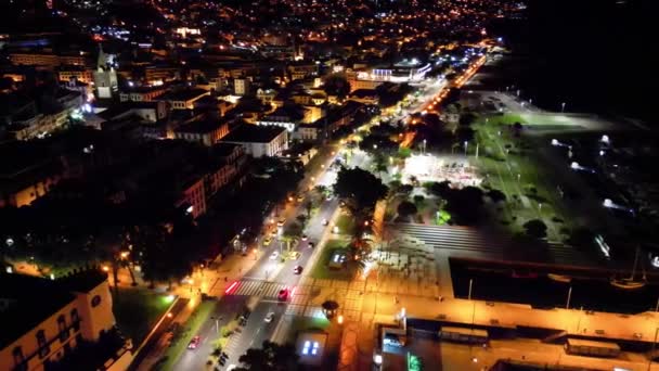 葡萄牙马德拉市Funchal夜市交通的空中景观 — 图库视频影像